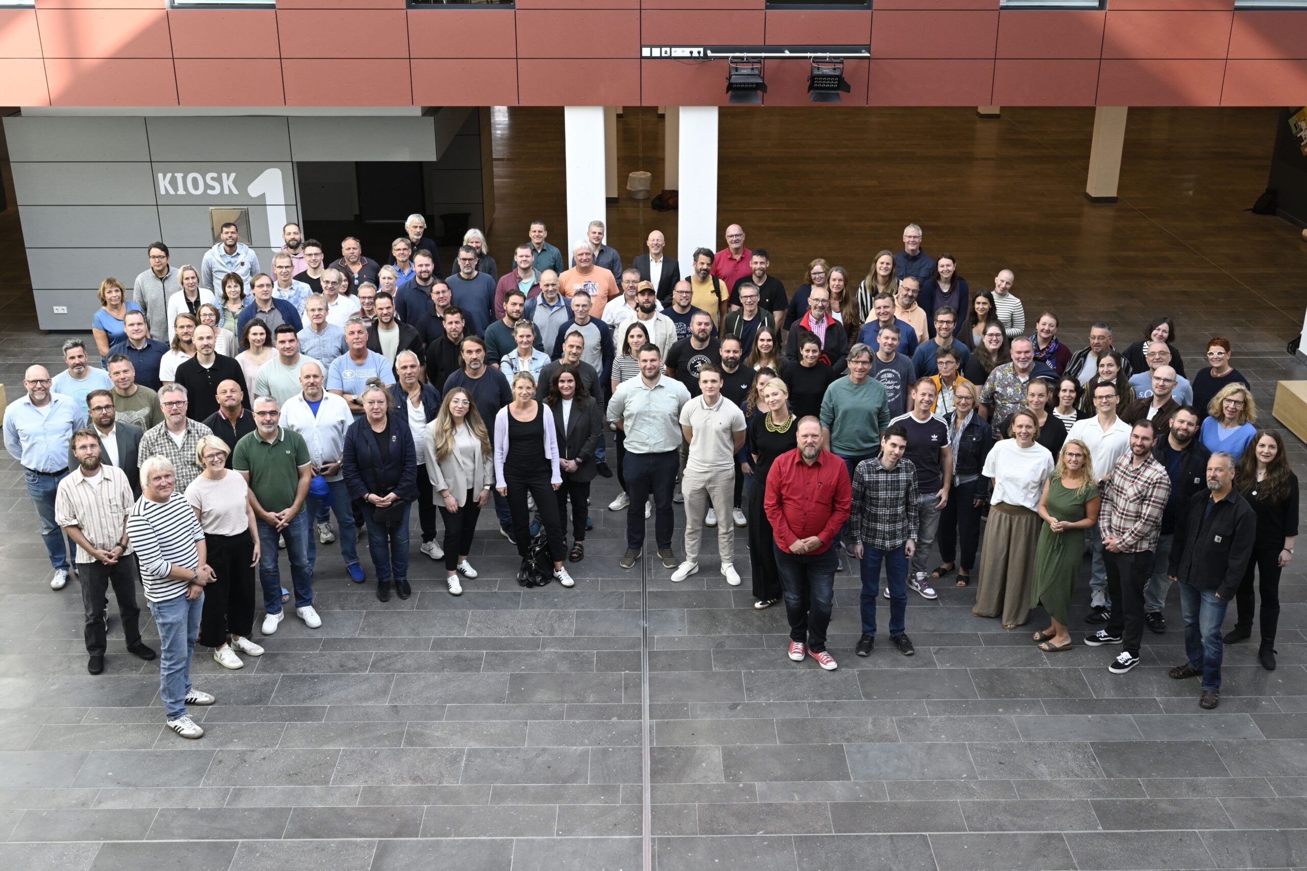CRBK Kollegium - Bild von oben auf Schulhof mit Gruppe des Kollegiums